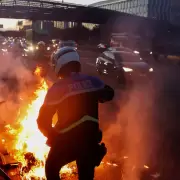 Tensión en Francia: bloqueos en autopistas y más de 200 detenidos en una jornada de protestas contra el ajuste