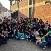 Con entusiasmo y esfuerzo, “Los Loros” trabajan en su carroza para la Fiesta de los Estudiantes