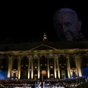 El emotivo homenaje al papa Francisco con miles de drones durante un concierto en el Vaticano