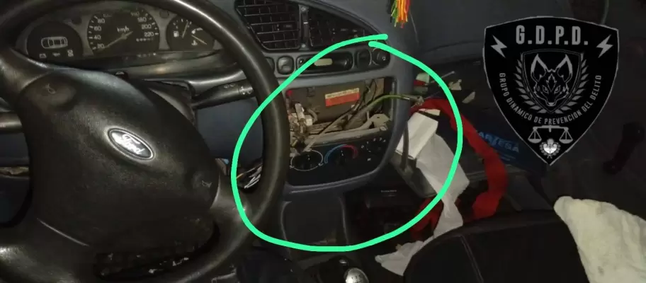 ATACÓ CON UN CUCHILLO A POLICÍAS TRAS ROBAR UN AUTOMÓVIL.