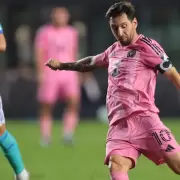 Con goles de Messi, el Inter Miami le ganó 3-2 al DC United y se acercó a la clasificación a los playoffs