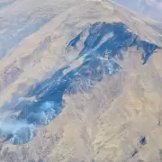 Brigadistas trabajan en el incendio forestal desatado en el Cerro Azul