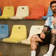 Lionel Messi posó con "Trionda", la nueva pelota del Mundial 2026
