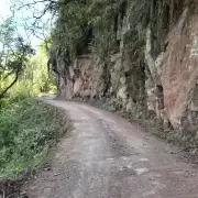 Pampichuela: una mujer murió y un hombre está grave tras desbarrancar un auto
