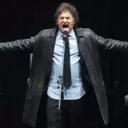 Milei presenta su libro con un show musical y Lilia Lemoine haciendo coros