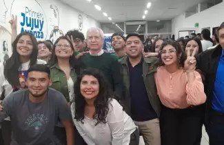 Pascuttini con j�venes universitarios