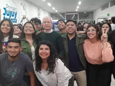 Pascuttini con j�venes universitarios