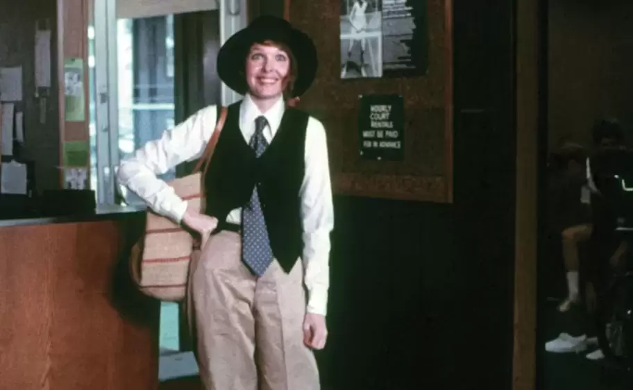 Su estilo en Annie Hall —con sombreros, chalecos y corbatas— se convirtió en una tendencia de moda en la época (Archivo/IMBD)