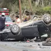 Un auto volcó tras chocar con una camioneta en el ingreso a Purmamarca