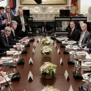 Por pedido de Trump, la Casa Rosada busca sumar a gobernadores a las próximas reuniones con enviados de EE.UU.