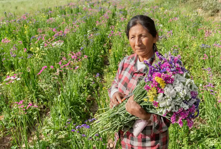 Patricia cultiva flores y espera a los turistas: el tren es la esperanza de progreso