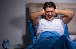 persona tap�ndose los o�dos