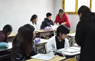 chicos estudiantes aula