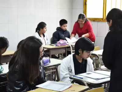 chicos estudiantes aula