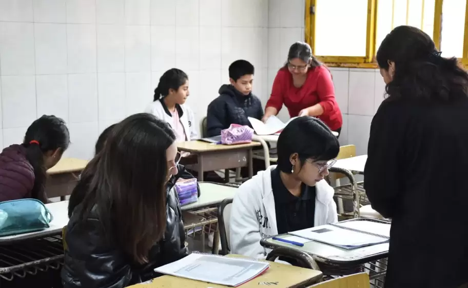 chicos estudiantes aula