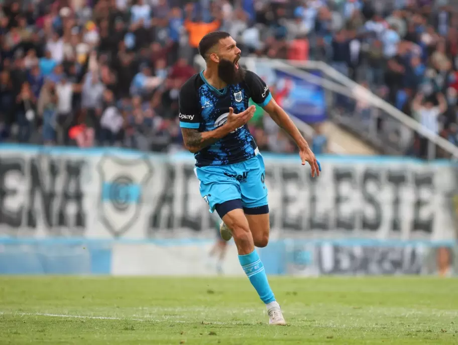 Alejandro Quintana celebra su gol ante Deportivo Madryn