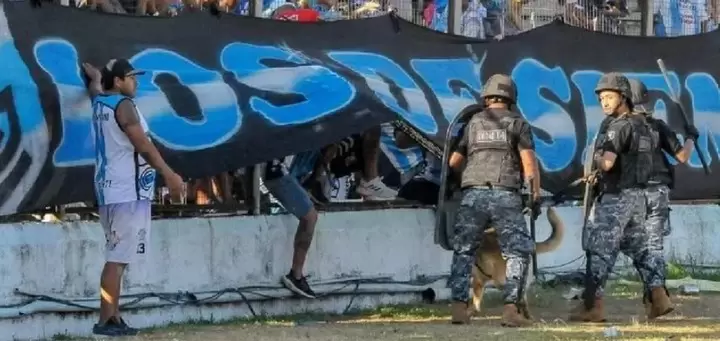Hinchas de Gimnasia indignados por los fallos de Comesaña invadieron la cancha