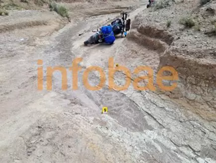 La moto en la que viajaba Ivo Torres quedó tendida en el lecho de un arroyo en la frontera La Quiaca- Villazón