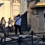 Los guitarristas de Guns N' Roses hicieron una producción de fotos en el Cementerio de la Recoleta