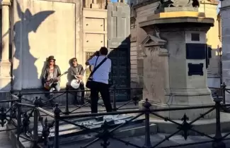 Guns N' Roses en el cementerio de la recoleta