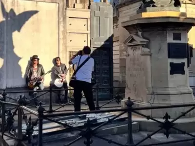 Guns N' Roses en el cementerio de la recoleta