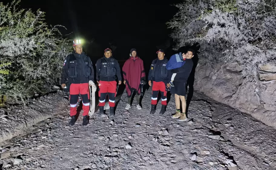 Policías rescataron a turistas en peña blanca