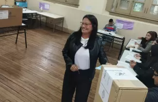 Ver�nica Valente votando