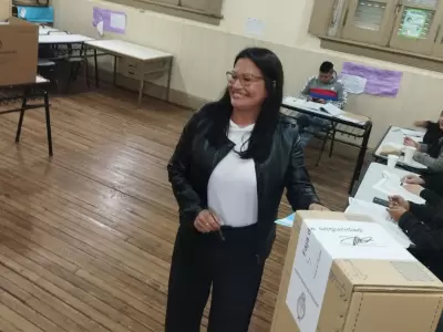 Ver�nica Valente votando