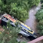 Tragedia en Misiones: un micro de larga distancia chocó, cayó a un arroyo y ocho personas murieron
