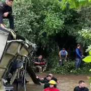 Quiénes eran las nueve víctimas fatales del micro de larga distancia que chocó y cayó a un arroyo en Misiones