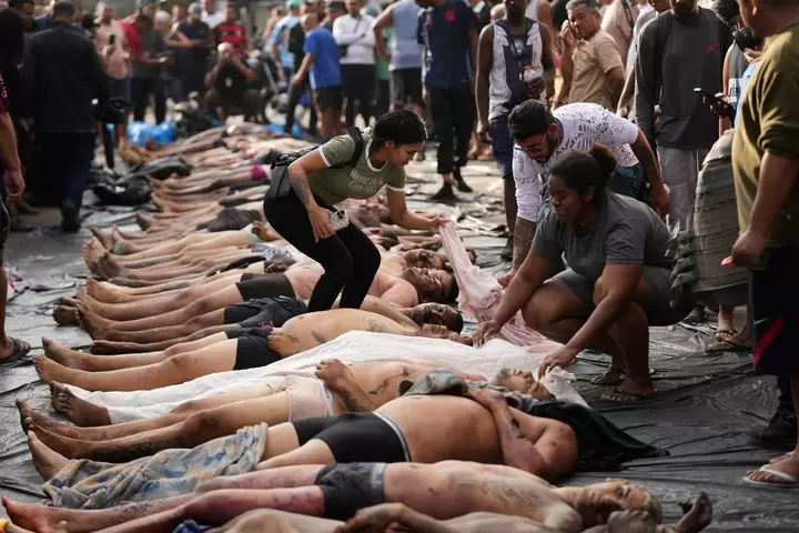Los cuerpos son acumulados en la calle por los vecinos de las favelas (Foto AP)