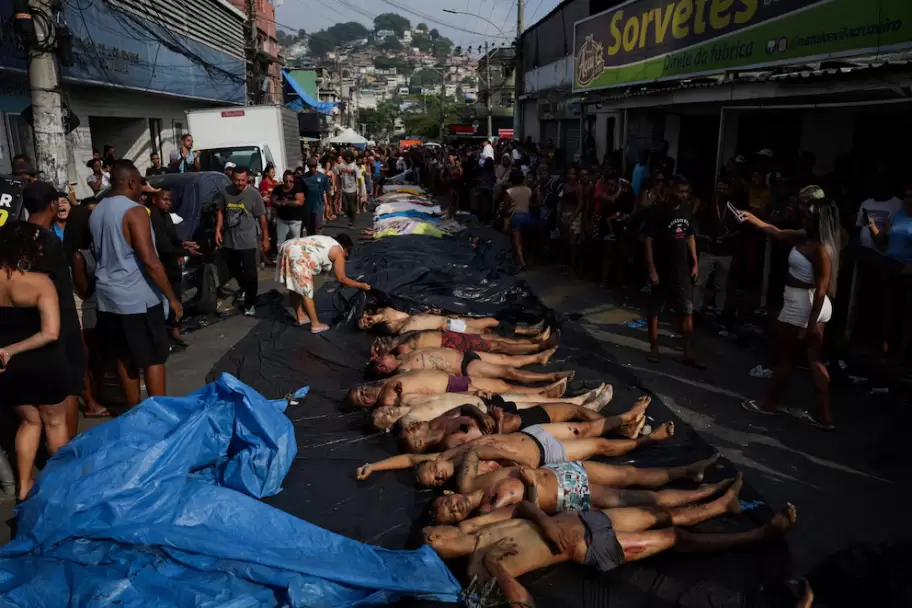 Los restos de algunos de los fallecidos este martes en la favela do Penha, en Río de Janeiro (REUTERS/Ricardo Moraes)