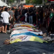 Operativo narco en Río de Janeiro: hallan cerca de 60 cadáveres en las favelas y los vecinos los acumulan en las calles
