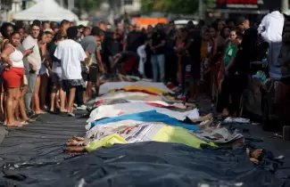 Cuerpos en las calles de R�o de Janeiro (REUTERS/Ricardo Moraes)