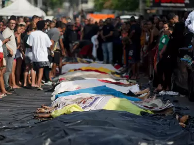 Cuerpos en las calles de R�o de Janeiro (REUTERS/Ricardo Moraes)