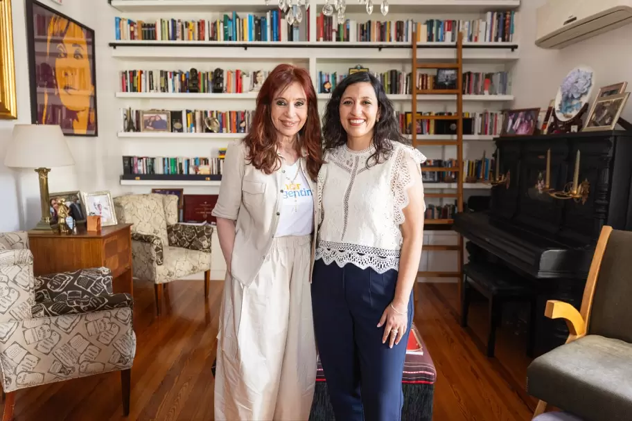 La jujeña Leila Chaher junto a Cristina Kichner en el departamento de San José 1111