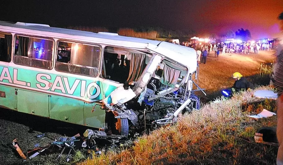 Así quedó el colectivo tras impactar en la parte trasera del camión - Foto de Jujuy Al Momento