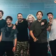 Linkin Park llegó a la Argentina con su nueva cantante y fueron recibidos por los fans en Ezeiza
