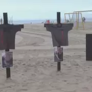 Con cruces y remeras negras: así homenajearon a los policías que murieron en el operativo en Río de Janeiro