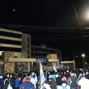 Banderazo albiceleste: los hinchas de Gimnasia despidieron al plantel rumbo a Puerto Madryn