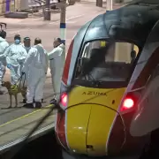 Detuvieron a dos personas acusadas del brutal ataque en un tren de Londres que dejó 10 heridos