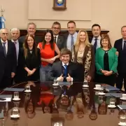 Milei encabezó en la Casa Rosada la primera reunión con su nuevo gabinete: Adorni por Francos y Santilli por Catalán