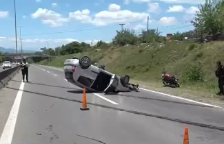 Un auto volc� en Ruta Nacional 9