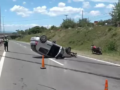 Un auto volc� en Ruta Nacional 9