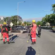 Fue encandilado por el sol y chocó con una camioneta en avenida Balbín