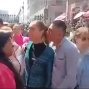 Un hombre acosó a la presidenta de México, Claudia Sheinbaum, en plena recorrida en el Distrito Federal