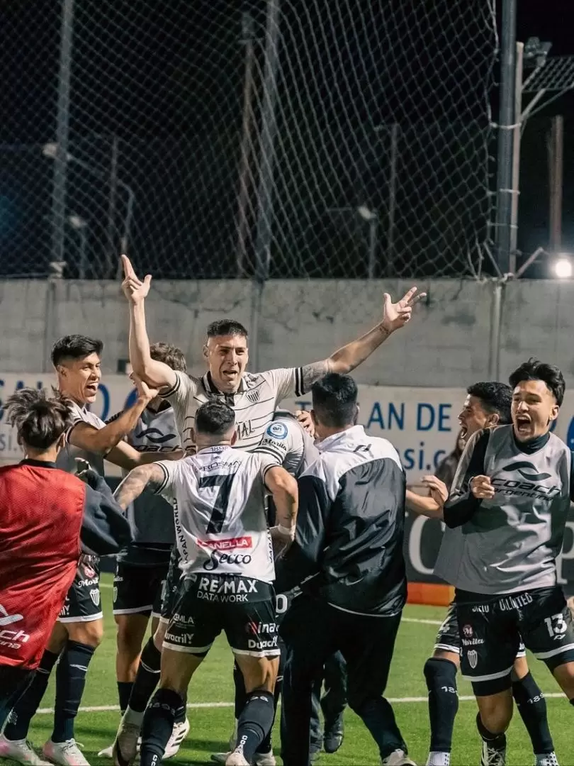 Mateo Acosta celebra su gol