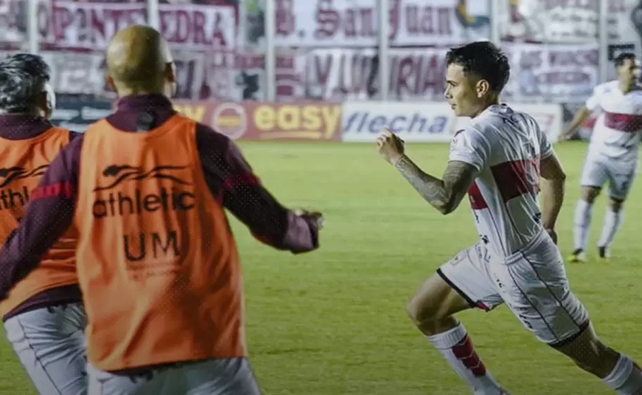 Franco Vázquez celebra su gol