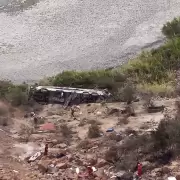 Tragedia en Perú: 37 personas murieron luego de que un micro chocara contra una camioneta y cayera a un precipicio