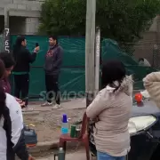 Denuncian una millonaria estafa en Jujuy: damnificados rodearon la casa de la acusada para que no se escape